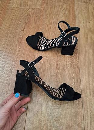 Чёрные женские босоножки на толстом каблуке