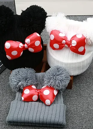 Стильна дитяча зимова шапка в стилі minnie mouse для дітей від 3 до 6 років виготовлена з м’якого акрилу, тепла, приємна на дотик і зручна у носінні.