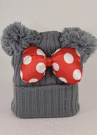 Стильная детская зимняя шапка в стиле minnie mouse для детей от 3 до 6 лет выполнена из мягкого акрила, теплая, приятная на ощупь и удобная в носке.