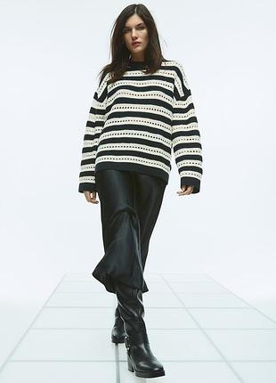Ажурний светр у смужку