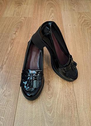 Чёрные лаковые туфли на толстом каблуке