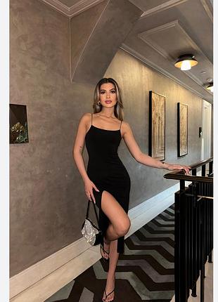 Сукня на бретельках з вирізом на нозі