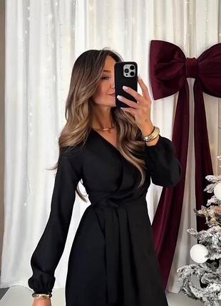 Жіноча чорна сукня на запах коротка з довгими рукавами