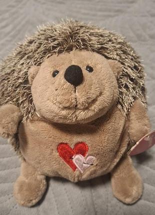 М'яка іграшка їжачок з вишитим серцем.