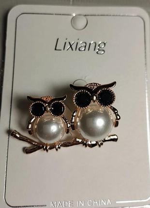 Брошь значок булавка 2 совы на ветке, металл золотистый, белые и черные вставки пластик