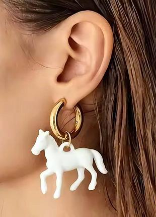 Серьги с фигурками белые лошади символ года 2026