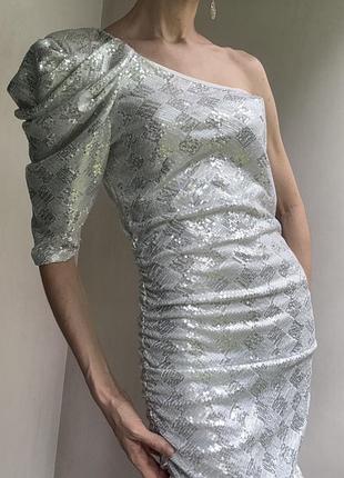 Срібляста святкова сукня love на новий рік міні коротка на одне плече