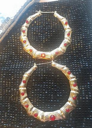 Масивні сережки-кільця "bamboo style" з червоними кристалами