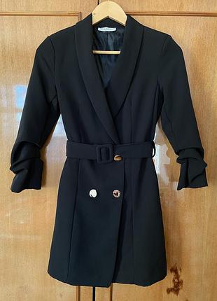 Елегантна сукня піджак чорного кольору, міні плаття на запах з поясом.