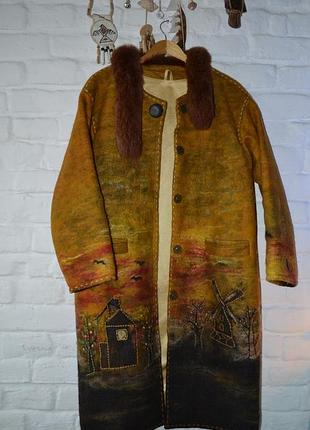 Дизайнерське валяне пальто.