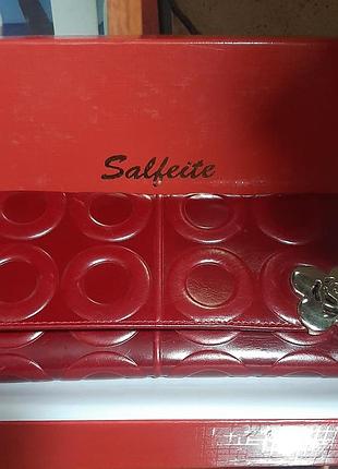 Гаманець-портмоне виготовлений з якісної натуральної шкіри.