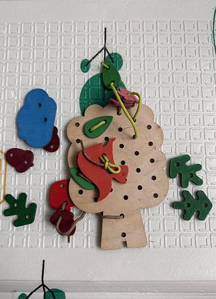 Дерев'яна іграшка-шнурівка у формі дерева.