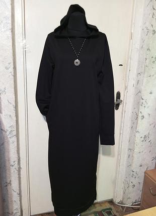 Трикотажное плотное длинное платье -худи с капюшоном и карманами