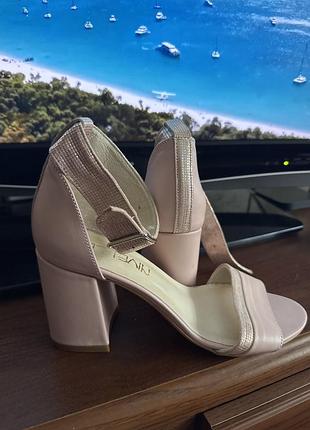 Босоніжки шкіряні