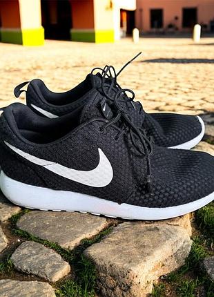 Кросівки nike roshe one чорного кольору з білими деталями
