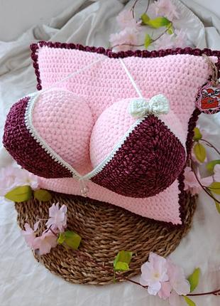 В'язана подушка с грудьми на подарунок 30×33