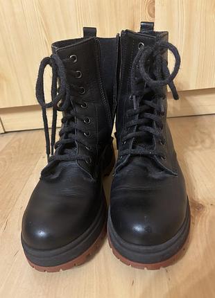 Чоботи чорні, шкіряні, утеплювач- тканина, зимові.розмір 37. підйом невисокий. італійський виробник elena. одягала 2-3 рази. не вгадала з розміром.