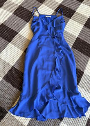 Голубое платье миди с воланами на бретелях