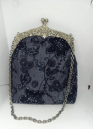 Вечерняя сумочка на красивом фермуаре.