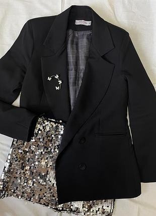 Класичний чорний піджак. розмір м, стан відмінний. базова річ, яка легко поєднується з будь-яким гардеробом — від ділового до casual.