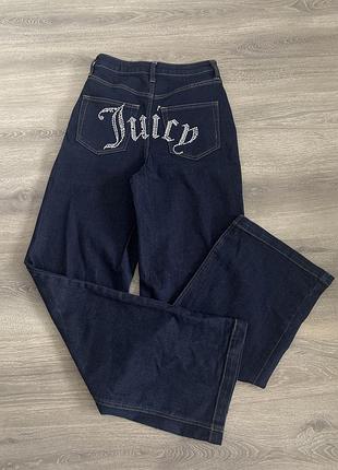 Джинси juicy couture в темно синьому кольорі. розмір s , не носила їх ні разу , нові. спереду звичайні джинси , ззаду на джинсах написана назва бренду