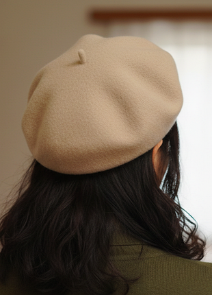 Класичний жіночий берет світло-бежевий з 100% вовни tonak fezko