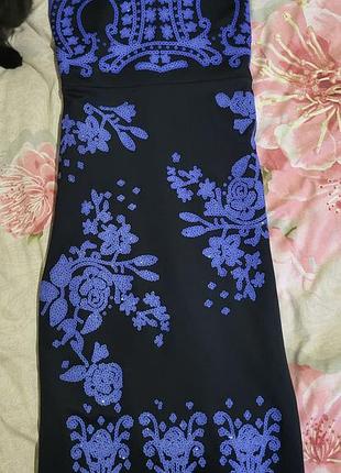 Платье с вышивкой 42-44 размер