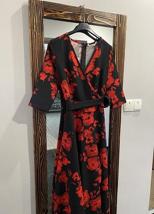 Елегантна чорна сукня, розкльошена спідниця з контрастним підкладом.