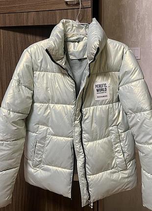 Теплая куртка красивого цвета, дешево