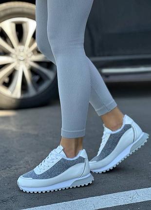 Женские кроссовки