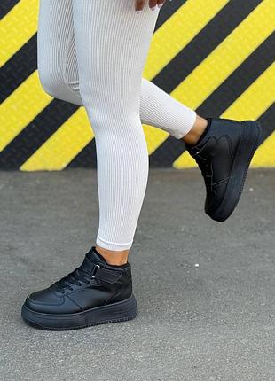 Женские кроссовки