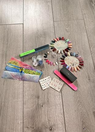 Манікюрний лот набір засобів для манікюру пилочки бафи наліпки для ногтей блискітки тощо