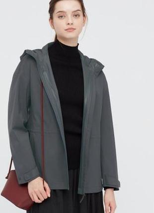 Легка технологічна куртка uniqlo