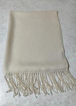 Невесомый брендовый  кашемировый палантин молочного цвета