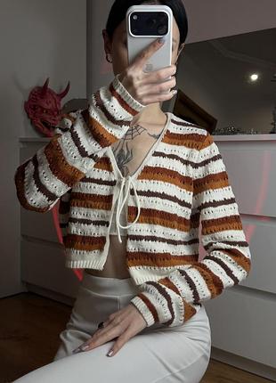 Вʼязаний кардиган на завʼязці