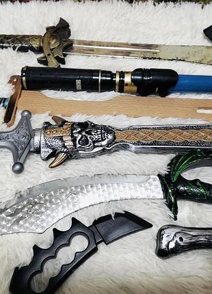 Набор мечей и топор. 4