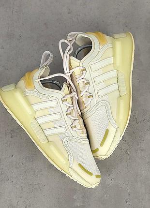 Кроссовки adidas nmd v3 цвет слоновая кость с золотистым оттенком