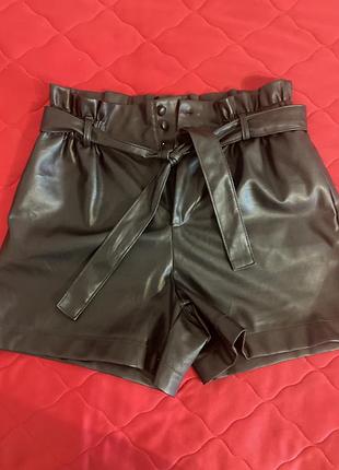 Чорні жіночі штучні  шорти.