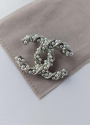 Трендовая брошь в стиле шаннель