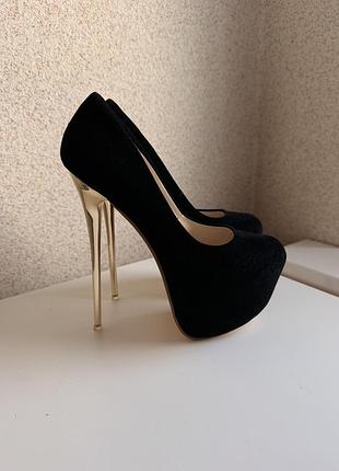 Туфлі з золотим каблуком 37