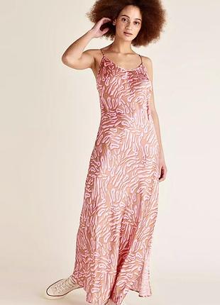 Довга сатинова сукня з розрізом