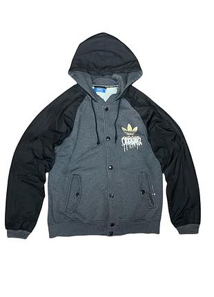 Чоловічий чорно сірий бомбер на гудзиках з капюшоном / у розмірі s / фірми adidas