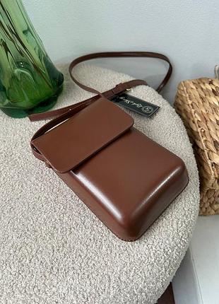 Сумка коричневая минималистичная luck sherrys 
качественный заменитель кожи
жесткая, держит форму
