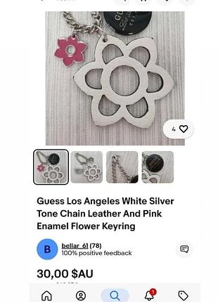 Брелок guess los angeles из кожи и розовой эмалью, белого серебряного цвета, с цветком