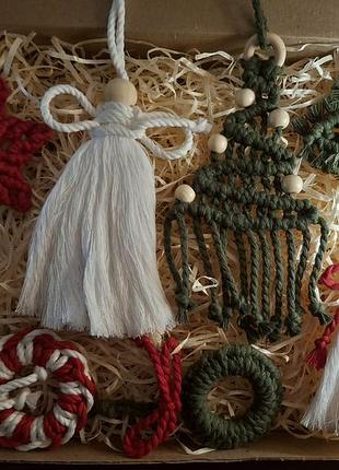 Уютные елочные игрушки в технике макраме. ручная работа. натуральные материалы: хлопковая нить, натуральное дерево.