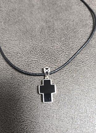 Стильный серебряный крестик на черном шнурке итальялия
