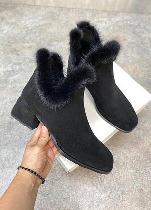 Чорні замшеві короткі черевики з квадратним носком з опушенням з норки