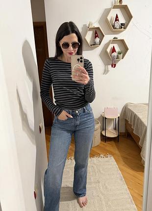 Гарний полосатий лонгслів