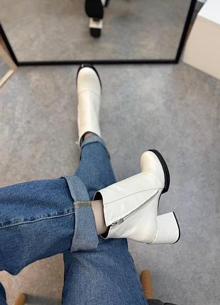 Молочні жіночі черевики із натуральної шкіри на стійкому підборі 9001