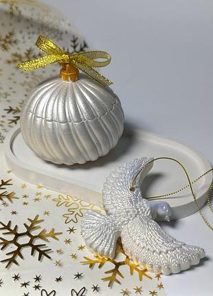 Новорічний набір: перламутрова свічка куля та підвіска голубка